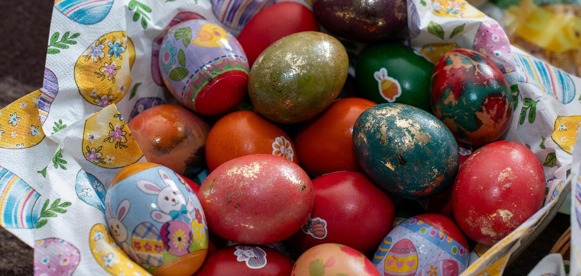 Обычные ингредиенты сделают ваши крашанки к Пасхе фантастическими: трендовый метод