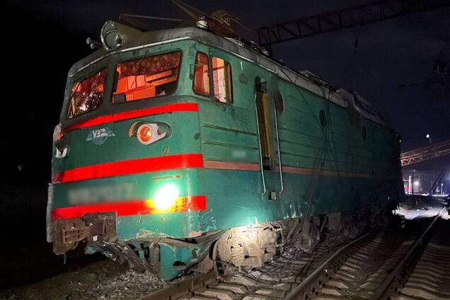 На Харківщині вантажівка зіткнулася з пасажирським потягом: вагони зійшли з рейок, є постраждалий. Фото