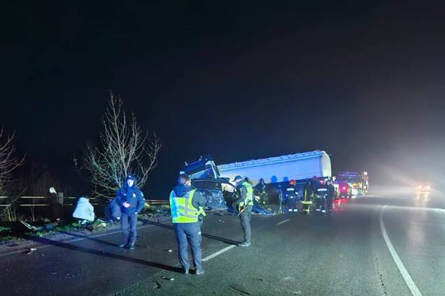 Два разбитых авто и цистерна в кювете: на Прикарпатье произошло жуткое ДТП с пострадавшими. Фото и видео