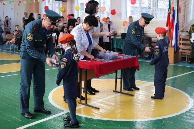 Готують дітей до війни: окупанти відкривають 'кадетські класи' у школах Генічеська