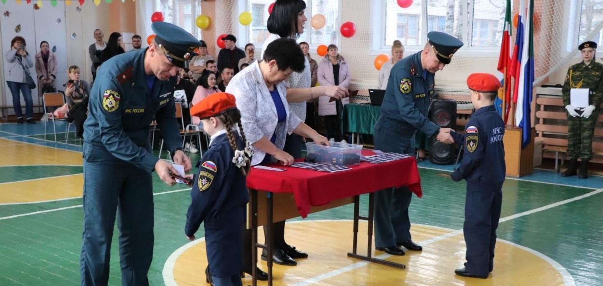 Готують дітей до війни: окупанти відкривають 'кадетські класи' у школах Генічеська