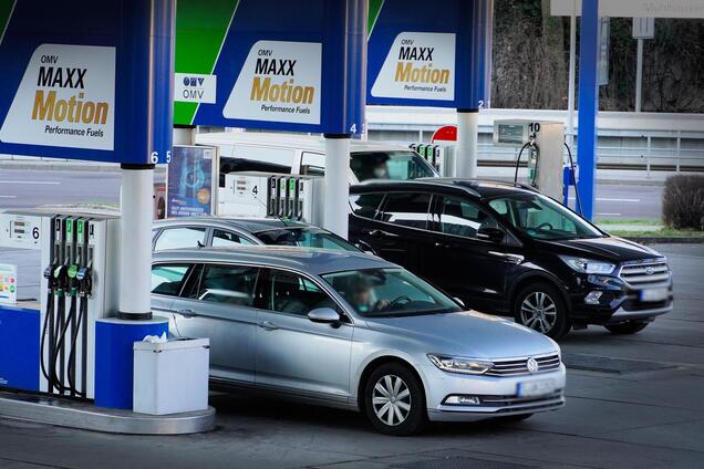 Иллюстрация - автомобили на АЗС в ЕС