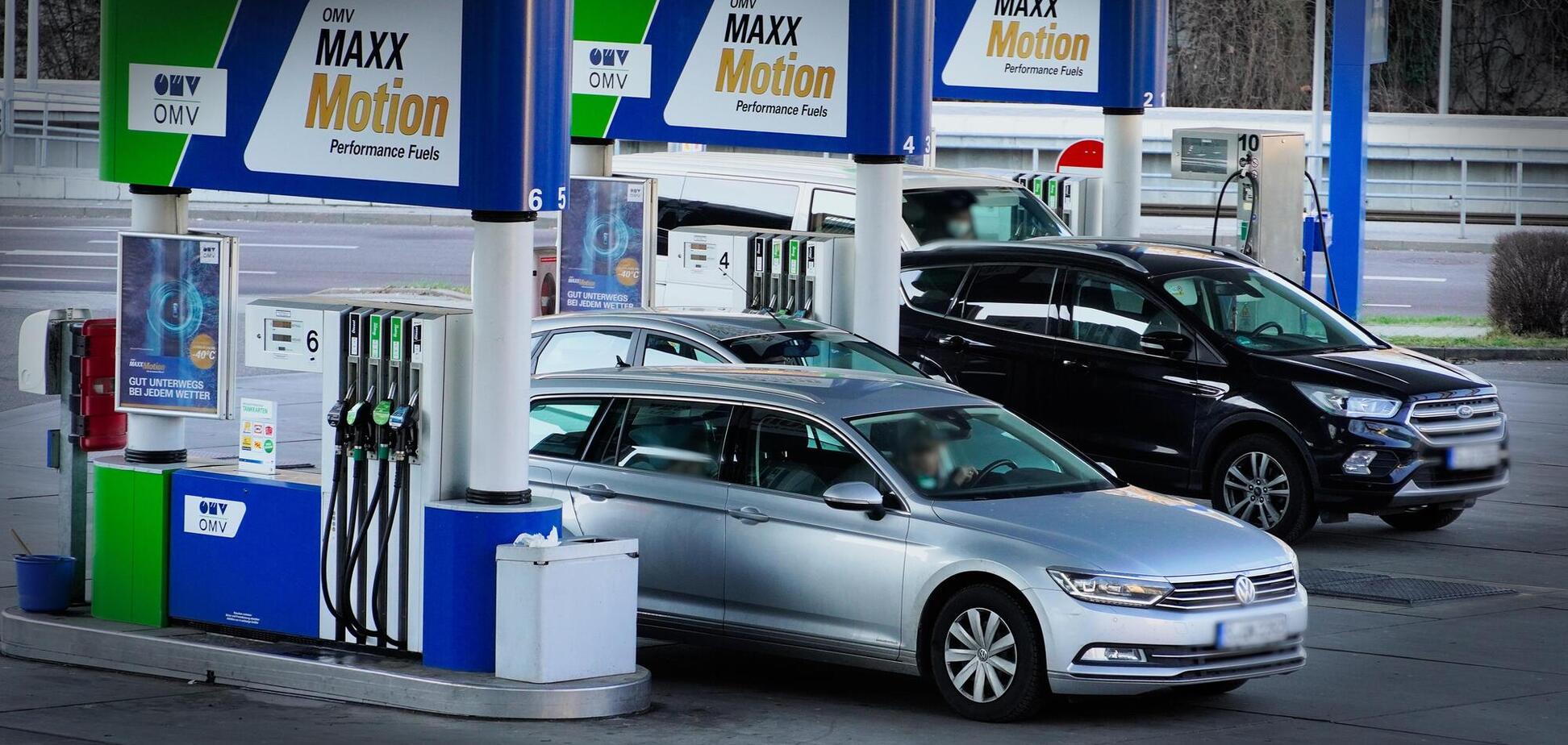 Иллюстрация - автомобили на АЗС в ЕС