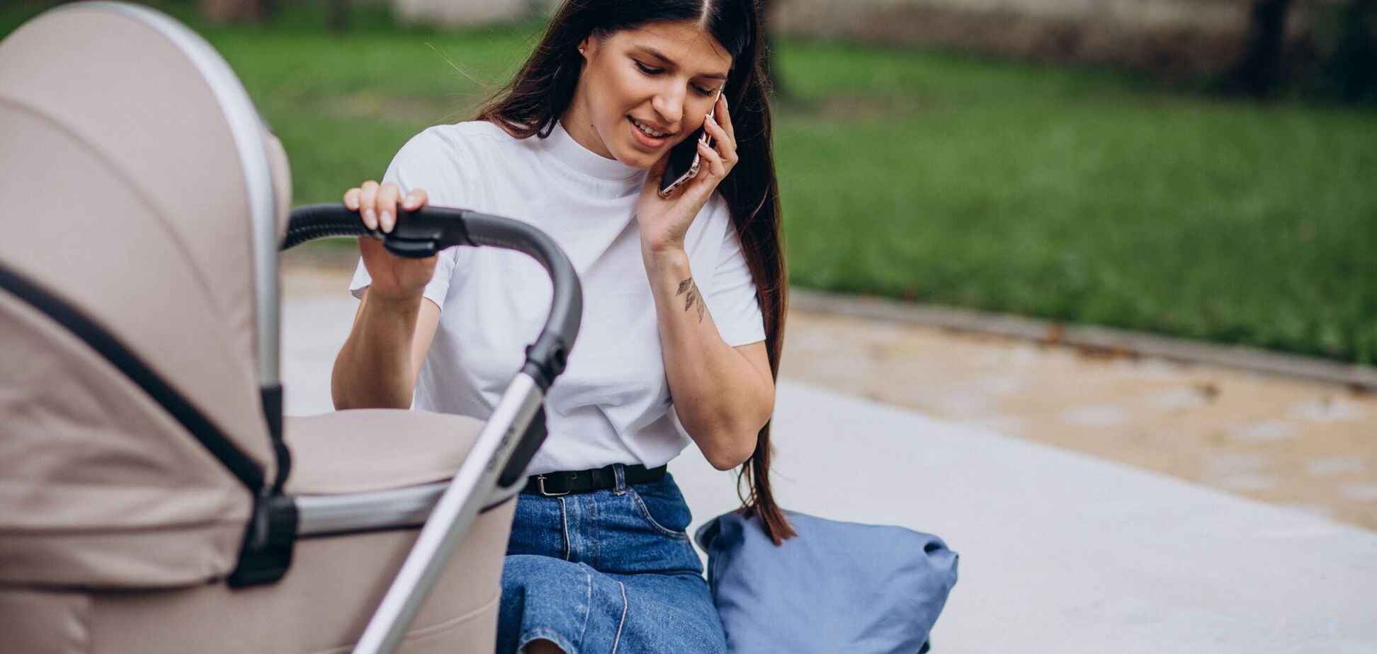 'Вам здесь не сарай!' В Киеве охранник не пустил женщину с коляской в школу: сеть возмущена из-за 'санитарных норм'