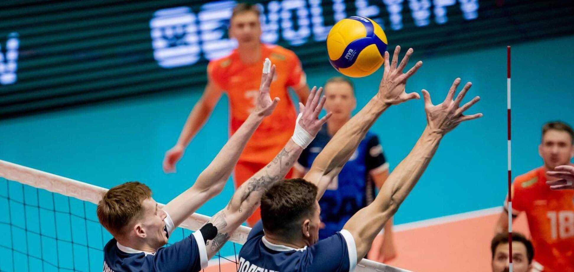 Болельщицу не пускали на матч чемпионата России из-за рисунка с цветами Украины. Видеофакт