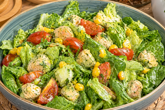 Який оригінальний салат приготувати з курячим філе: дуже смачна заправка