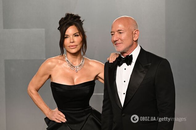 'Ця жінка відмовляється прикривати груди'. Дружину мільярдера Безоса рознесли за 'непристойну' сукню на прийомі з королем