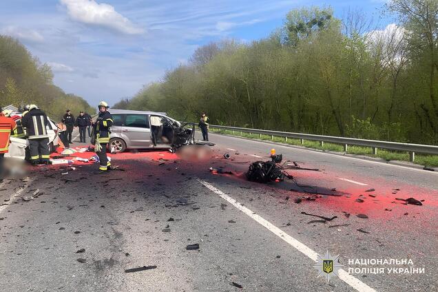 Весь асфальт червоного кольору: у Черкаській області два автомобілі створили моторошну ДТП. Фото