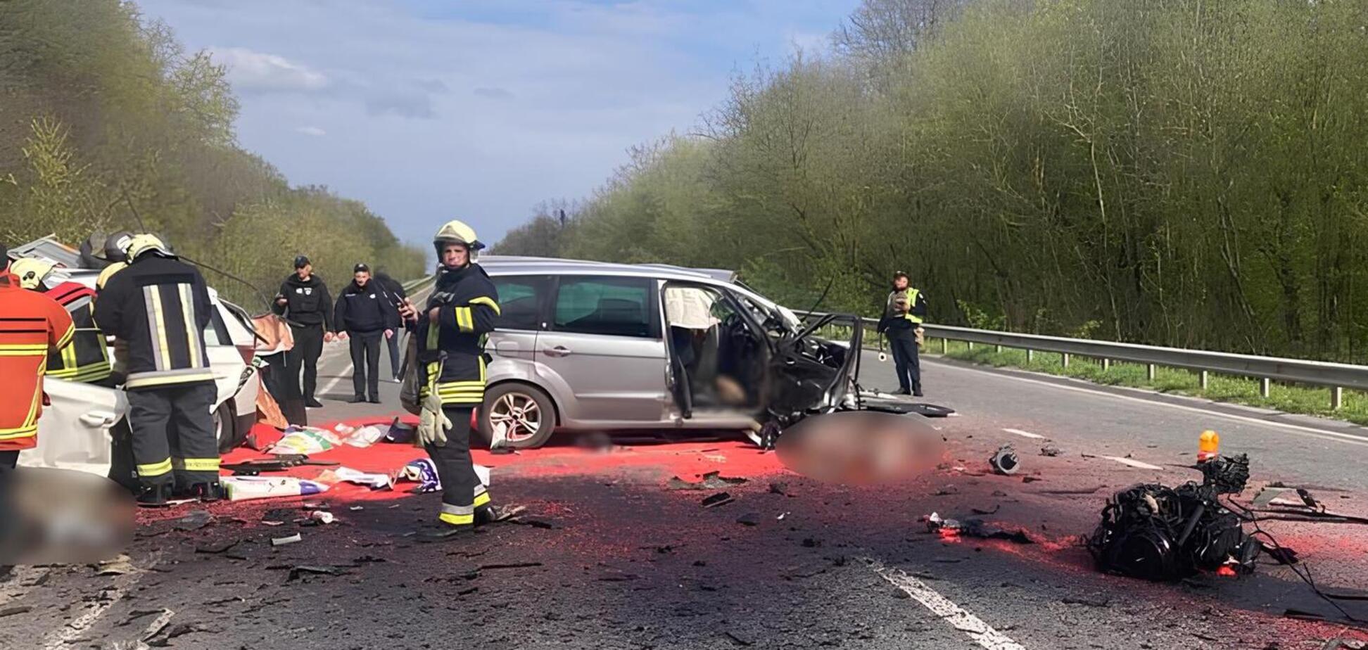 Весь асфальт червоного кольору: у Черкаській області два автомобілі створили моторошну ДТП. Фото