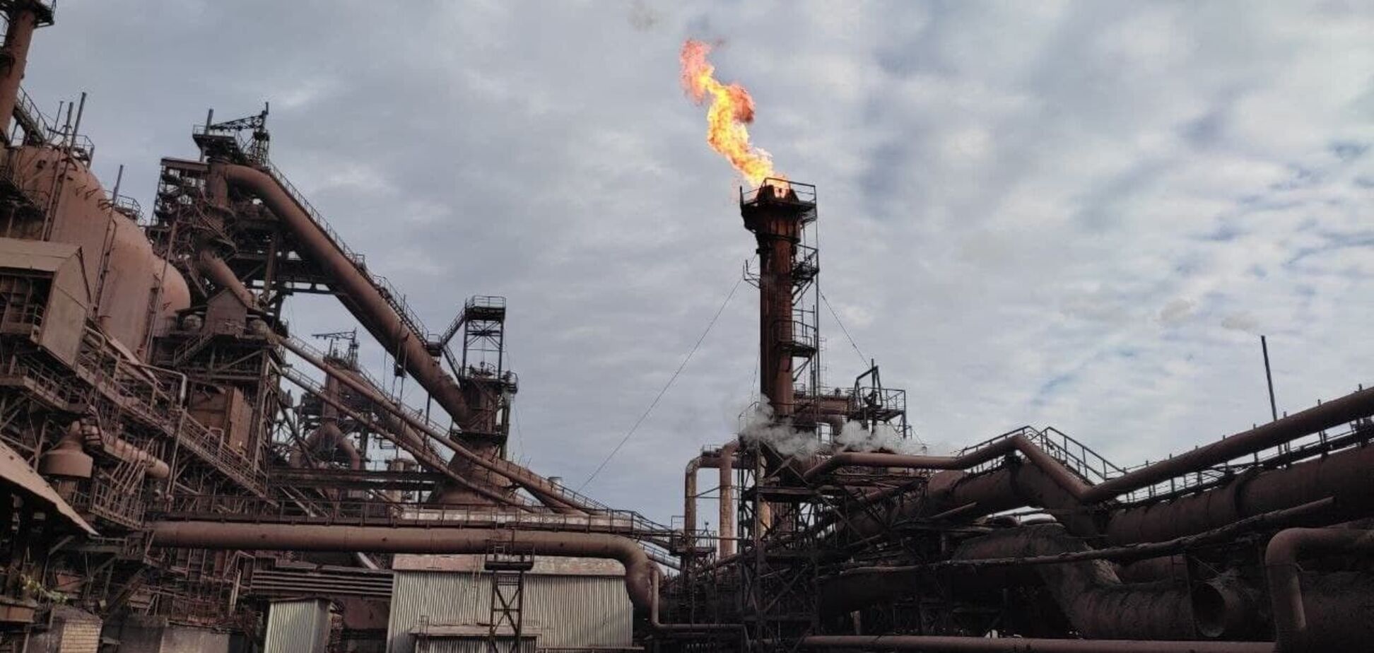 Второй раз за месяц: дроны СБУ остановили производство на Алчевском меткомбинате. Видео атаки