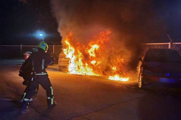 В Киеве прогремели взрывы: Skoda сгорела дотла, припаркованные рядом машины повреждены. Фото