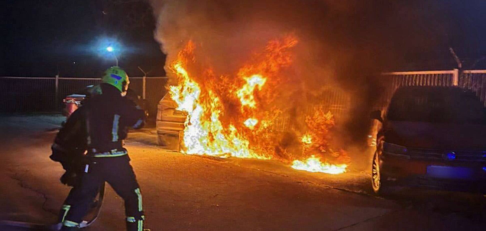 В Киеве прогремели взрывы: Skoda сгорела дотла, припаркованные рядом машины повреждены. Фото