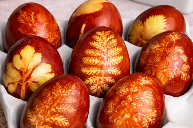 Крашанки на Пасху с луковой шелухой и листочками: как сделать интересный узор на яйцах