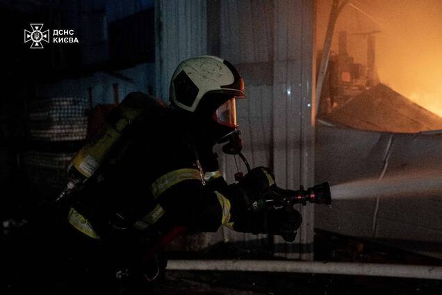 В Киеве обломки БпЛА упали на офисное здание, вспыхнул пожар