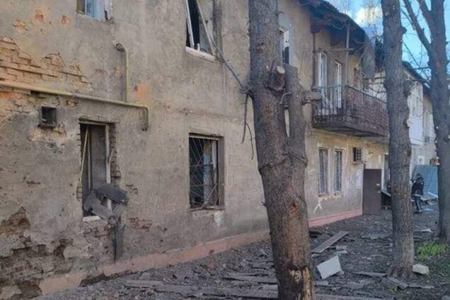 У Харкові ворожий дрон влучив поруч з будинком: постраждали двоє жінок, вибиті вікна