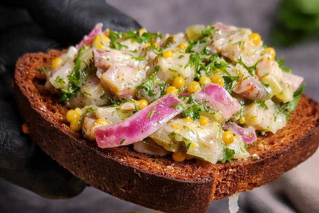 Смачна закуска з оселедцем та маринованою цибулею: можна подавати на хлібі