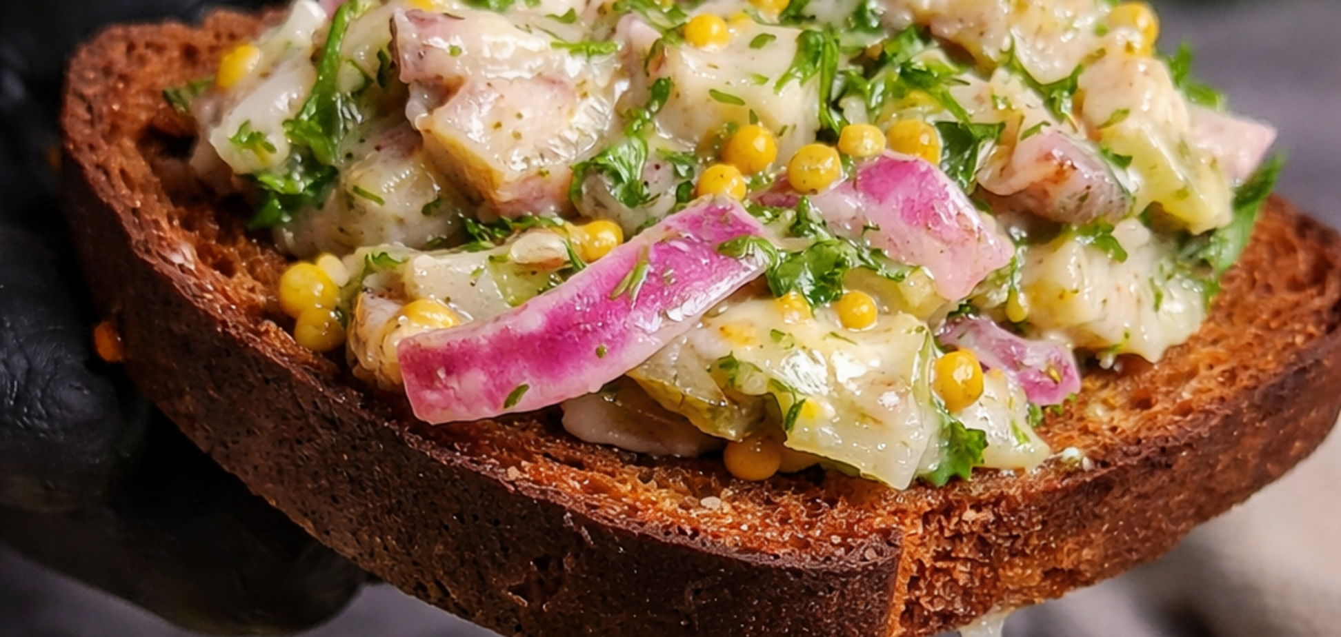 Смачна закуска з оселедцем та маринованою цибулею: можна подавати на хлібі