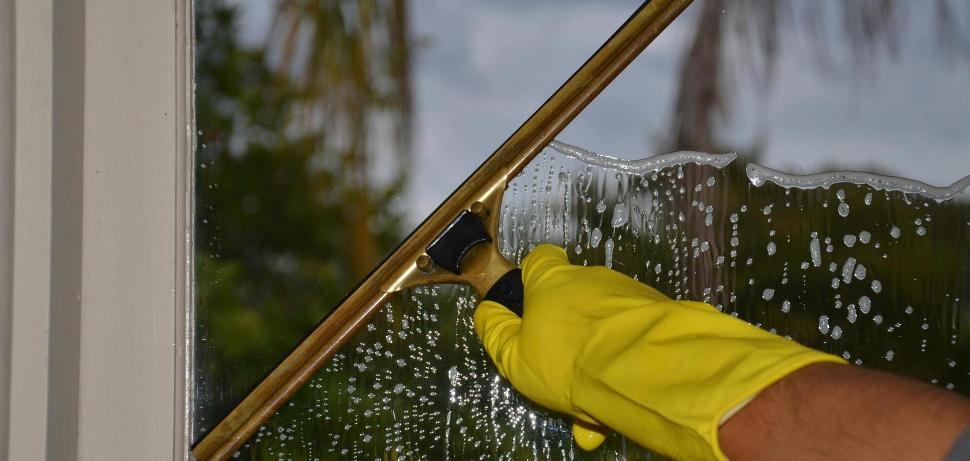 Бездоганний блиск: чим помити вікна перед Великоднем, якщо немає магазинного засобу