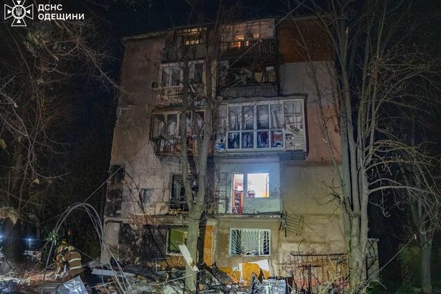 РФ атаковала Одессу в Вербное воскресенье: повреждена пятиэтажка, загорелись авто. Фото и видео