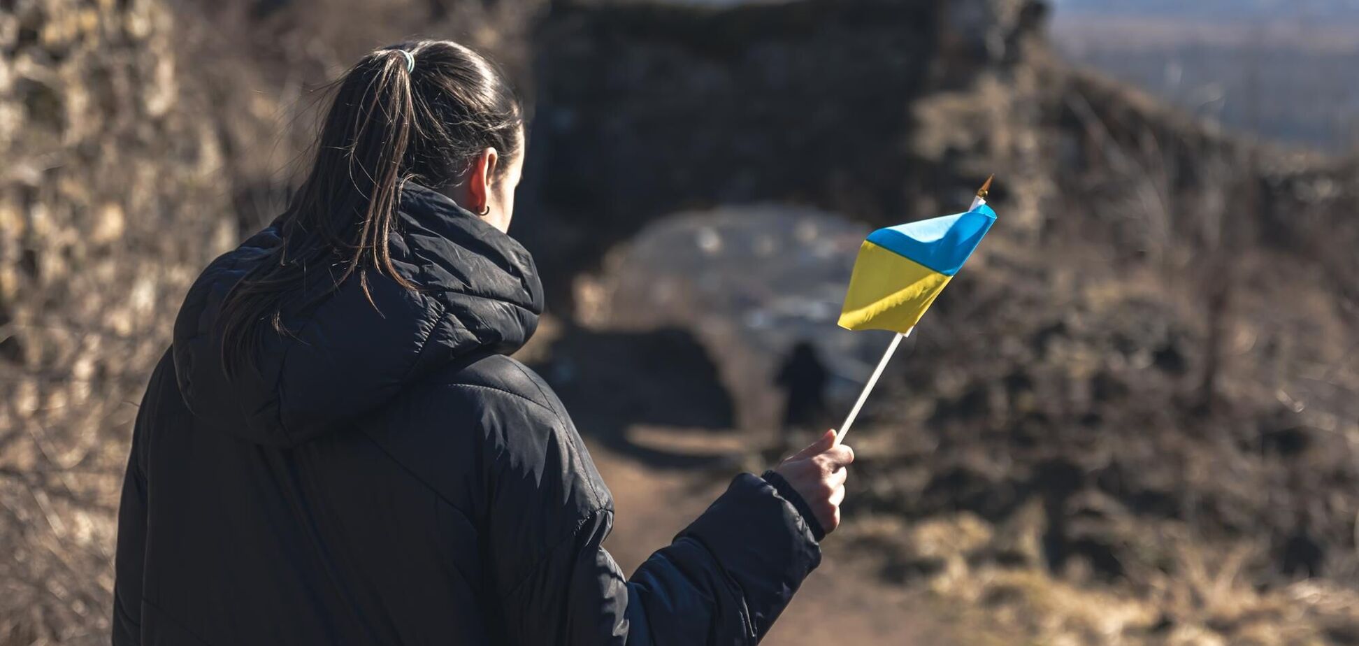 Ілюстрація - жінка з прапорцем України