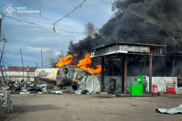 Ворог вдарив по АЗС на Харківщині, спалахнула пожежа. Фото
