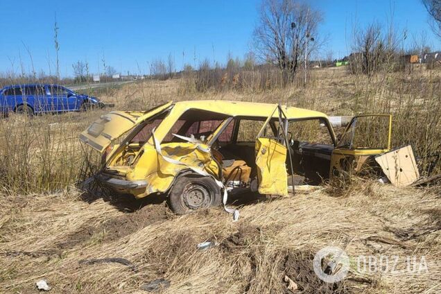 На Київщині внаслідок ДТП два авто вилетіли в кювет: є постраждалі. Подробиці та фото
