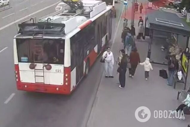 У центрі Луцька дівчина влаштувала стрілянину: куля влучила в тролейбус. Відео