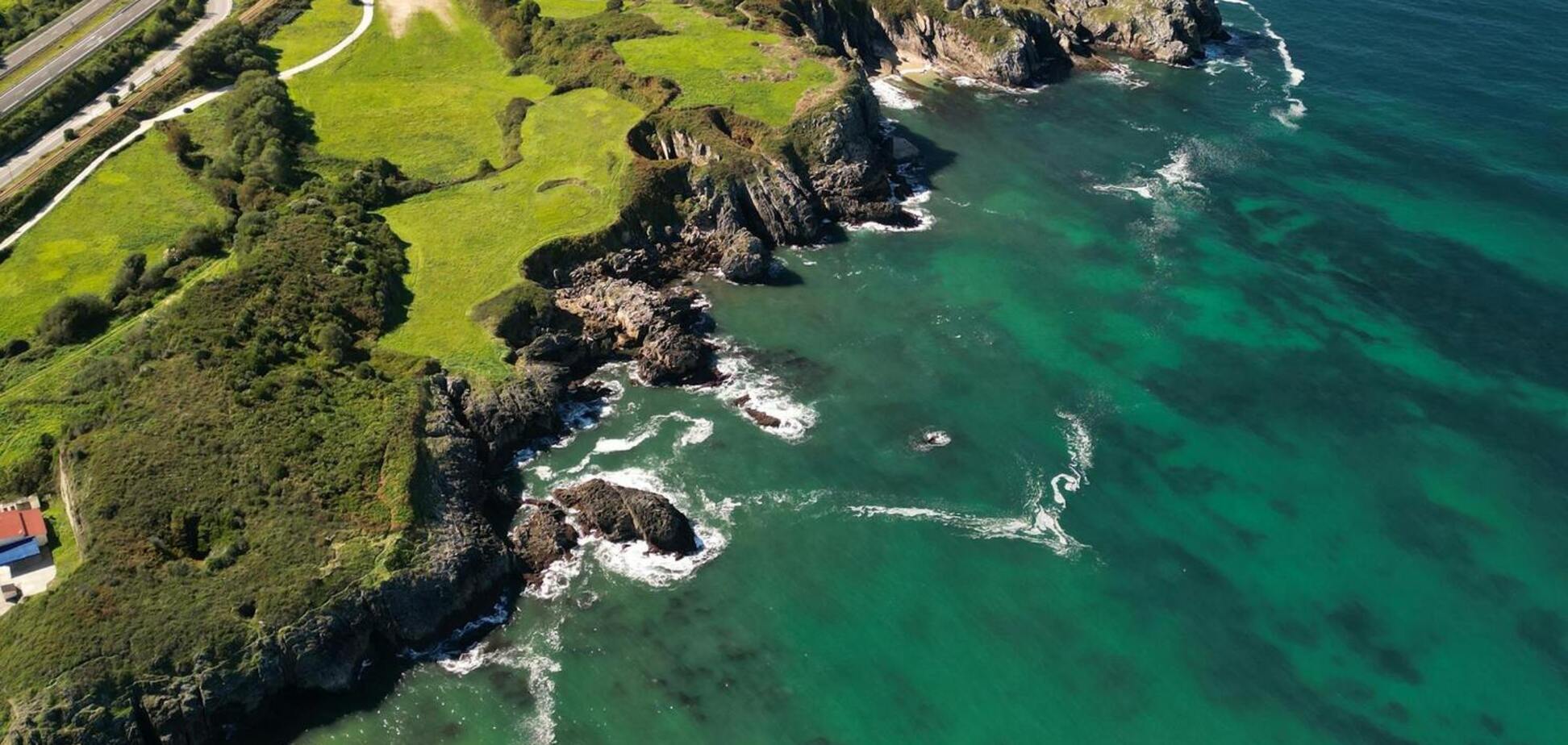 Имеет прекрасные пляжи: назван регион в Испании, где до сих пор рады туристам