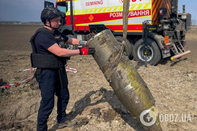 На Київщині у полі знайшли бойову частину російського 'Кинджала'. Подробиці та фото