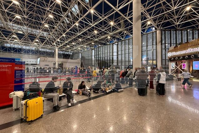 Змушені спати на підлозі: у Росії поскаржилися на затримку понад сотні рейсів через атаку українських БПЛА. Фото