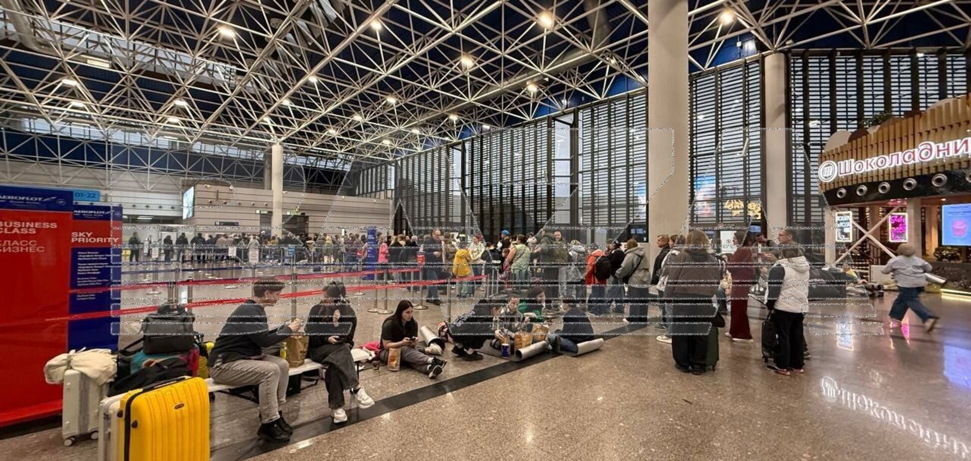 Змушені спати на підлозі: у Росії поскаржилися на затримку понад сотні рейсів через атаку українських БПЛА. Фото