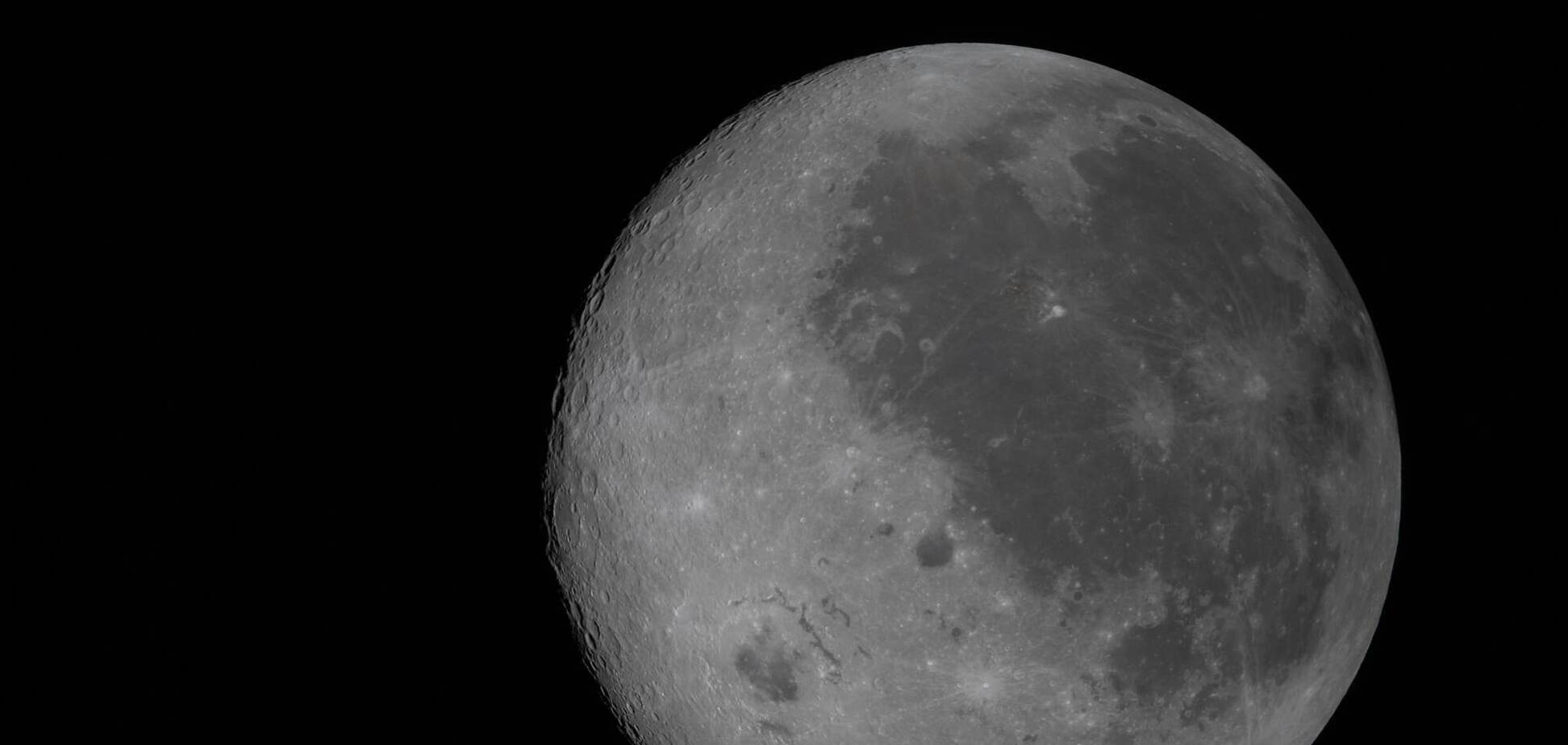 Впечатляющие фото: NASA показало обратную сторону Луны