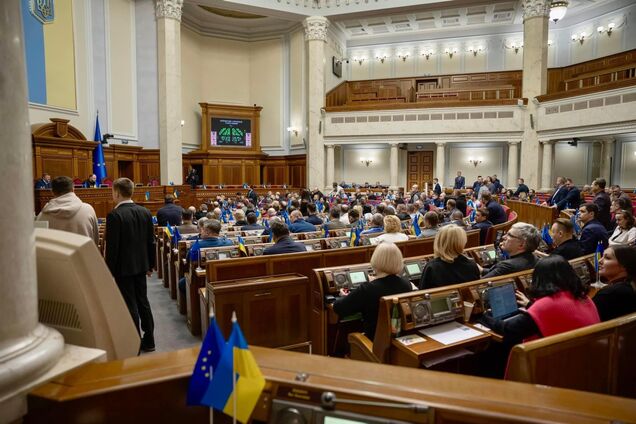 Депутаты в сессионном зале Верховной Рады Украины. Иллюстрация