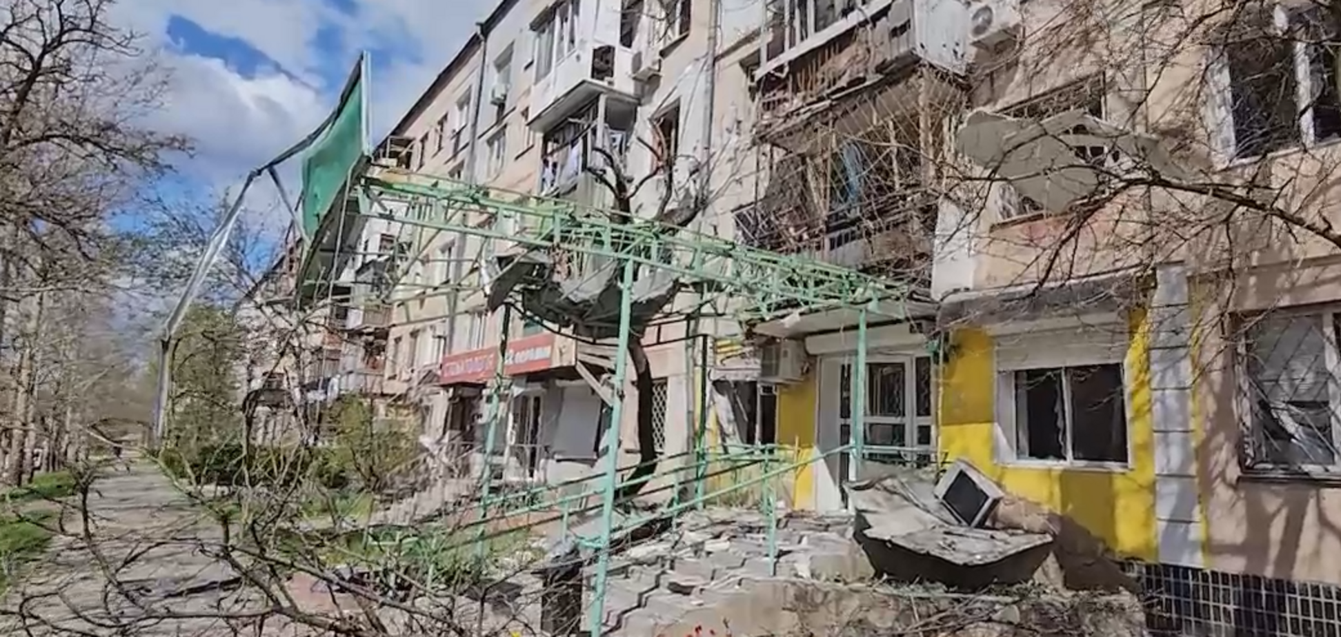 Росія ударом по Херсону вбила чотирьох людей, є поранені. Відео