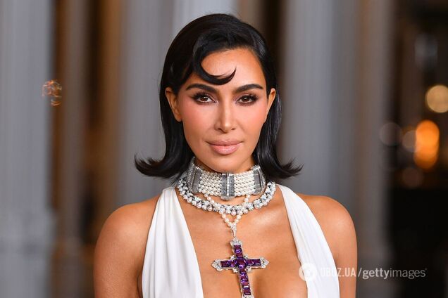 Ким Кардашьян выгуляла культовое платье Синди Кроуфорд за почти 10 тысяч долларов. Фотосравнение