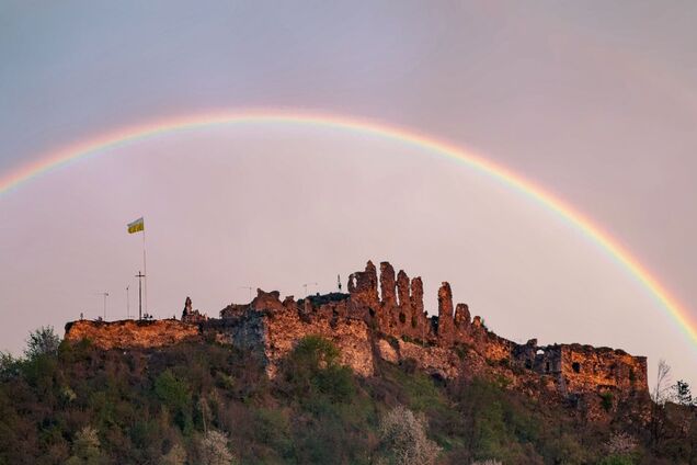 Каким был Хустский замок 200 лет назад: в сети показали иллюстрацию