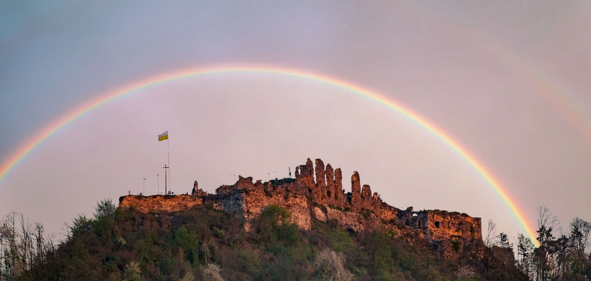 Каким был Хустский замок 200 лет назад: в сети показали иллюстрацию