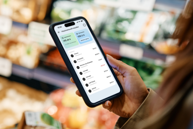 Иллюстрация: человек в супермаркете смотрит на экран смартфона с открытой Дией