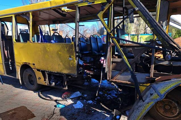 Оккупанты ударили дроном по автобусу в центре Никополя: три человека погибли, 12 ранены. Фото