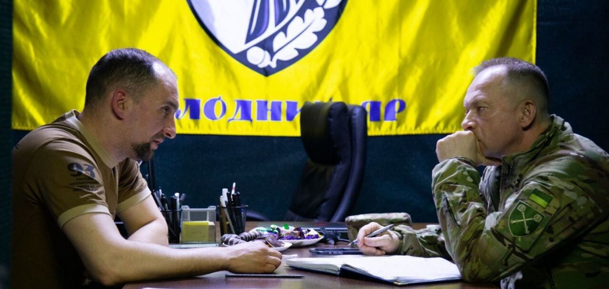 Враг атакует группами пехоты и устраивает налеты дронов: Сырский посетил одно из 'горячих' направлений фронта и дал важные задания. Фото