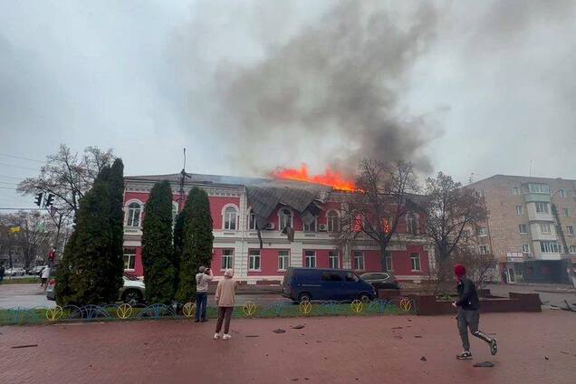 Окупанти атакували міськраду і податкову на Чернігівщині: спалахнула пожежа, є постраждалі. Фото і відео