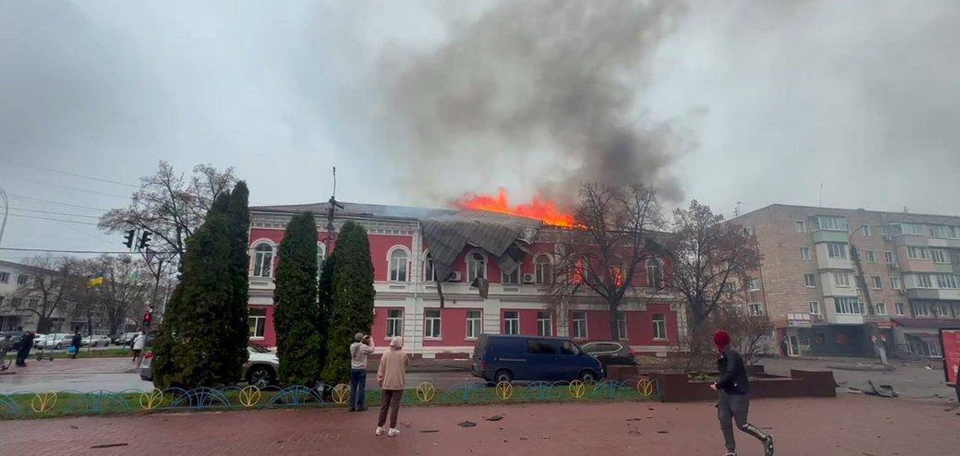 Оккупанты атаковали горсовет и налоговую на Черниговщине: вспыхнул пожар, есть пострадавшие. Фото и видео