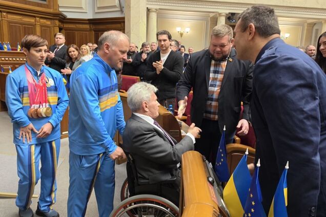 'У проході'. Стало відомо, що зробили Тищенко і Клочко з паралімпійцями в Раді. Фотофакт