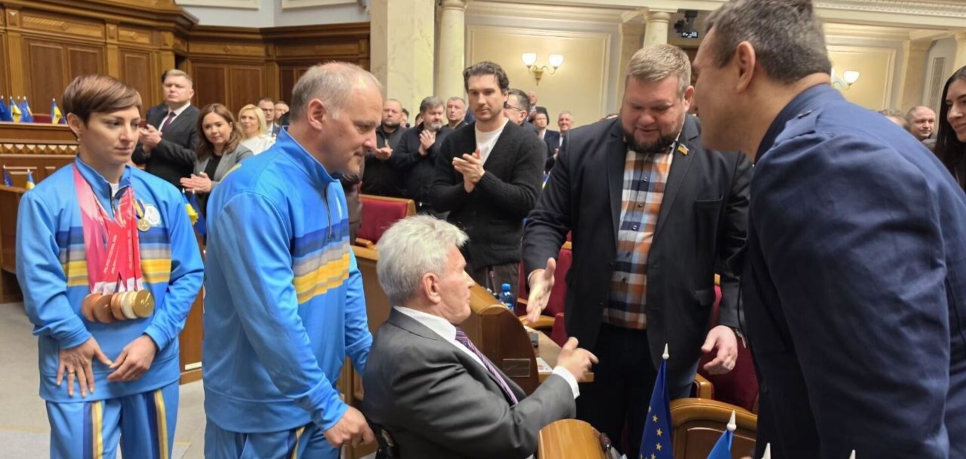 'У проході'. Стало відомо, що зробили Тищенко і Клочко з паралімпійцями в Раді. Фотофакт