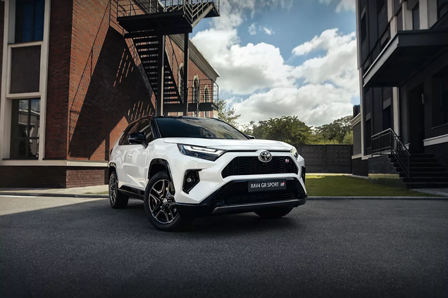 Українці масово купують дорогі нові авто