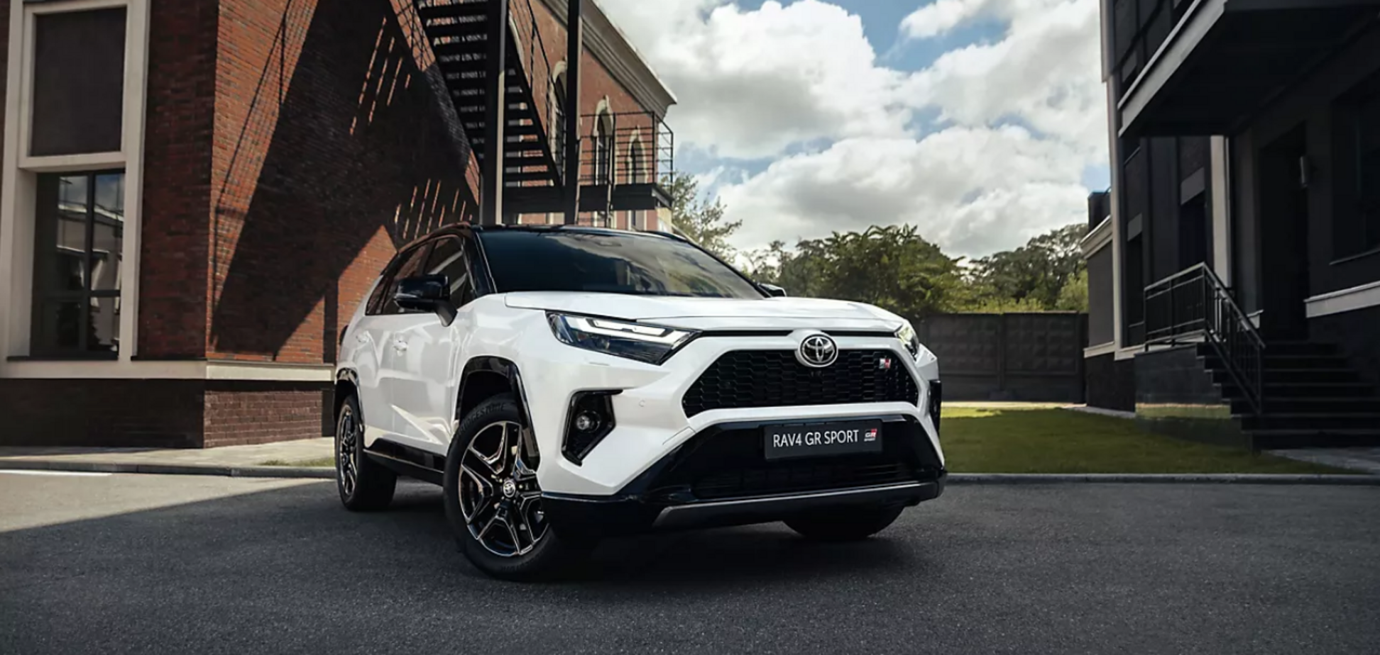 Українці масово купують дорогі нові авто