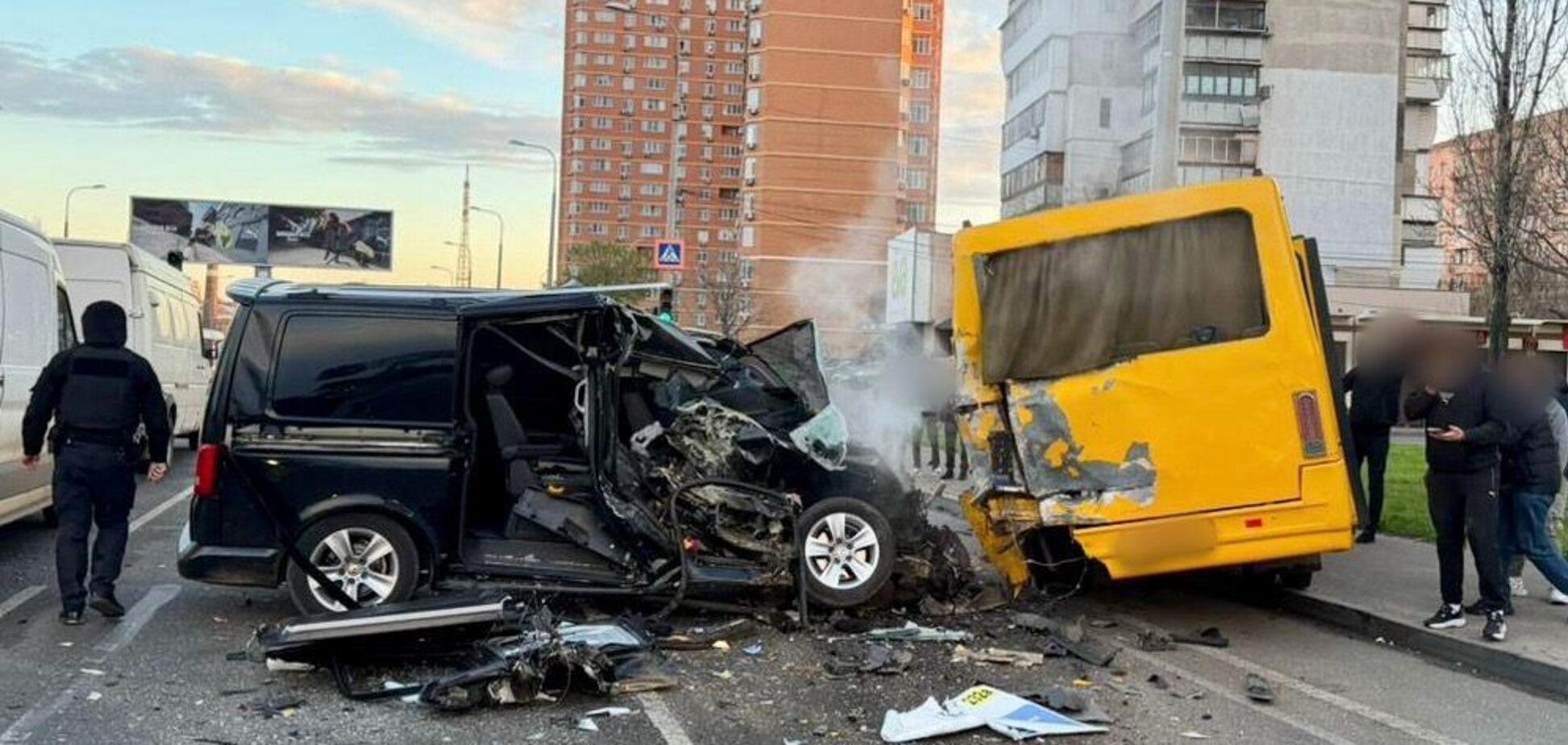 В Одессе произошло ДТП с участием микроавтобуса и маршрутки: погибла женщина, есть пострадавшие. Фото