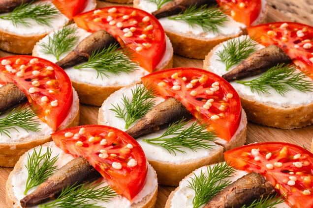 Ленивые бутерброды со шпротами: простой рецепт закуски на любой случай