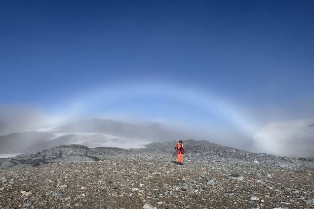 Украинские ученые со станции 'Академик Вернадский' показали белую радугу. Фото