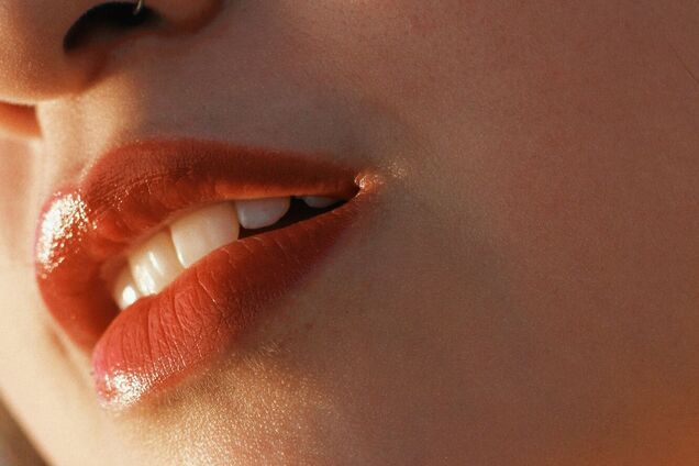 Добавляют объем и молодость: как сделать модные ягодные губы